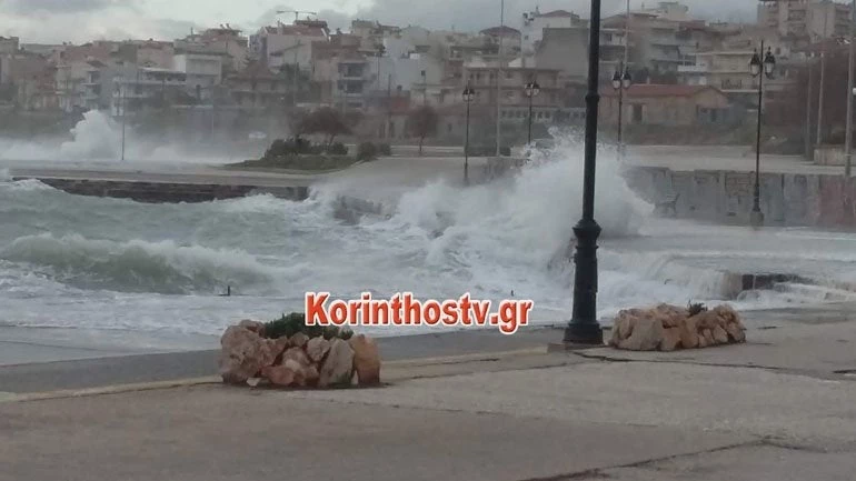 Η θάλασσα βγήκε στη στεριά στην Κόρινθο (εικόνες, βίντεο)